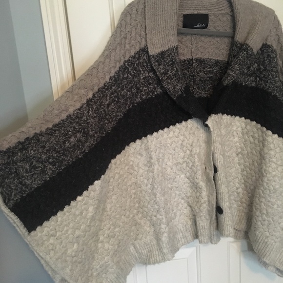 Line color blocked poncho - Picture 2 of 4